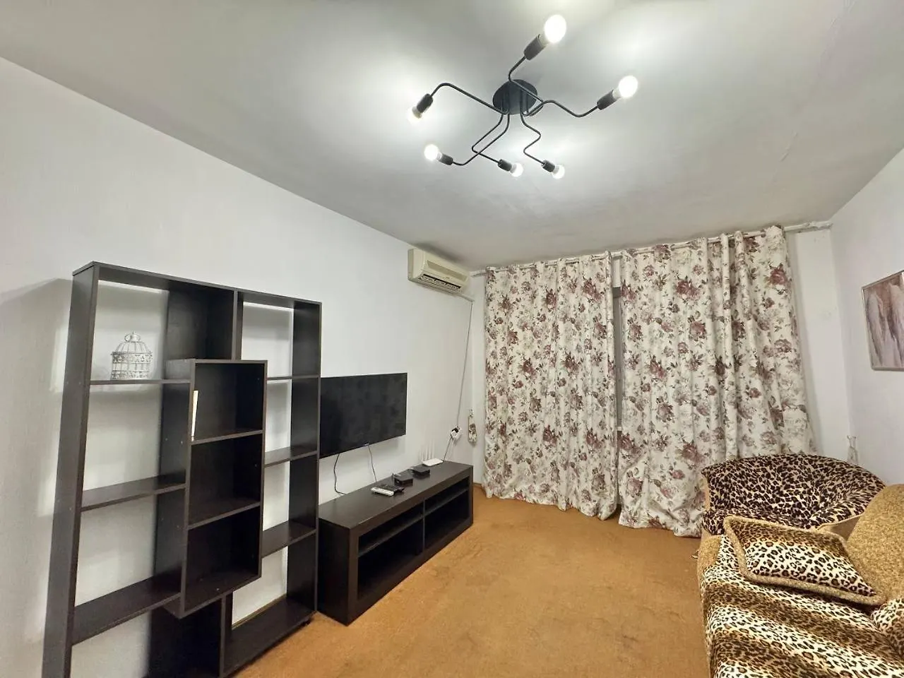 Апартаменти З 2-Ма Кімнатами В 5 Хвилинах Від М. Печерська Kiew Apartment